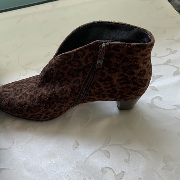 5 Pairs of very cute ladies shoes - Picture 8 of 16